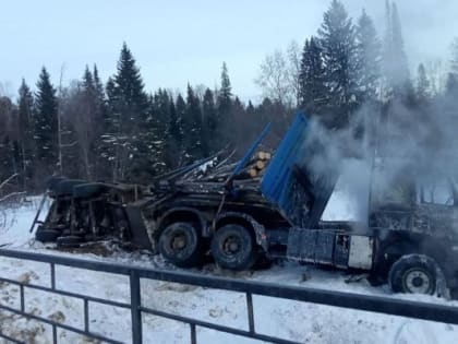 Груженый лесовоз и «Лада Калина» столкнулись в Увинском районе Удмуртии