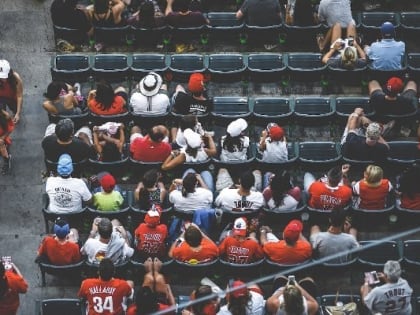 Во время турнира Абсолютного бойцовского чемпионата в Ванкувере рухнула зрительская трибуна