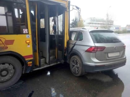 Не уступила дорогу: автоледи устроила ДТП с автобусом в Ижевске