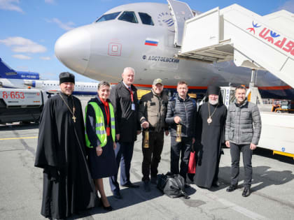 Епископ Павел встретил Благодатный огонь в аэропорту Ижевска