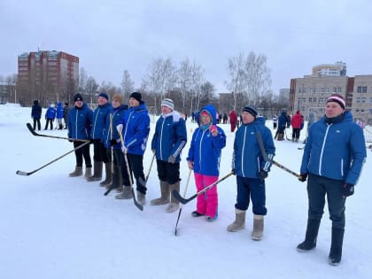 Команда «Единой России» приняла участие в благотворительном турнире по хоккею на валенках