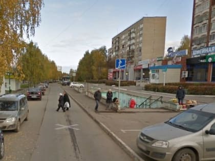 В Ижевске на проезде между магазином «Электротехника в быту» и остановкой оборудуют пешеходный переход