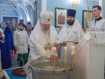Архиерейское богослужение в ночь на праздник Крещения Господня