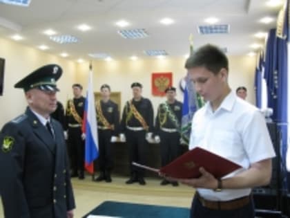 Судебные приставы Удмуртии получили заслуженные награды в преддверие празднования Дня России