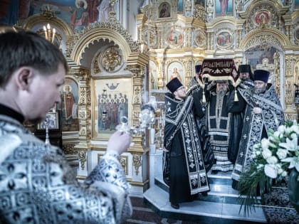 Вечерня с выносом Плащаницы Спасителя