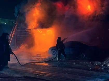 Автосервис горит в Ижевске