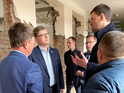 Андрей Исаев оценил ход работ по капитальному ремонту Гимназии №8 в Глазове