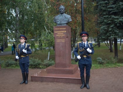 В День оружейника в Ижевске торжественно возложили цветы к памятникам М.Т. Калашникову и Д.Ф. Устинову