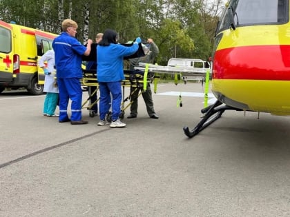 Получившего разрыв желудка ребенка доставили на вертолете в Ижевск