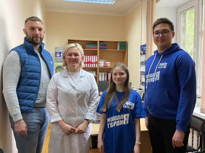 Активисты «Молодой Гвардии» поздравили медицинских сестер с профессиональным праздником