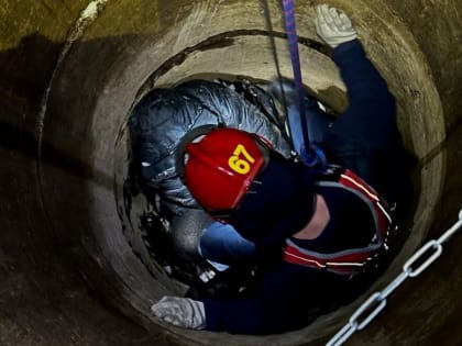 На парковке в Ижевске женщина упала в четырехметровый колодец