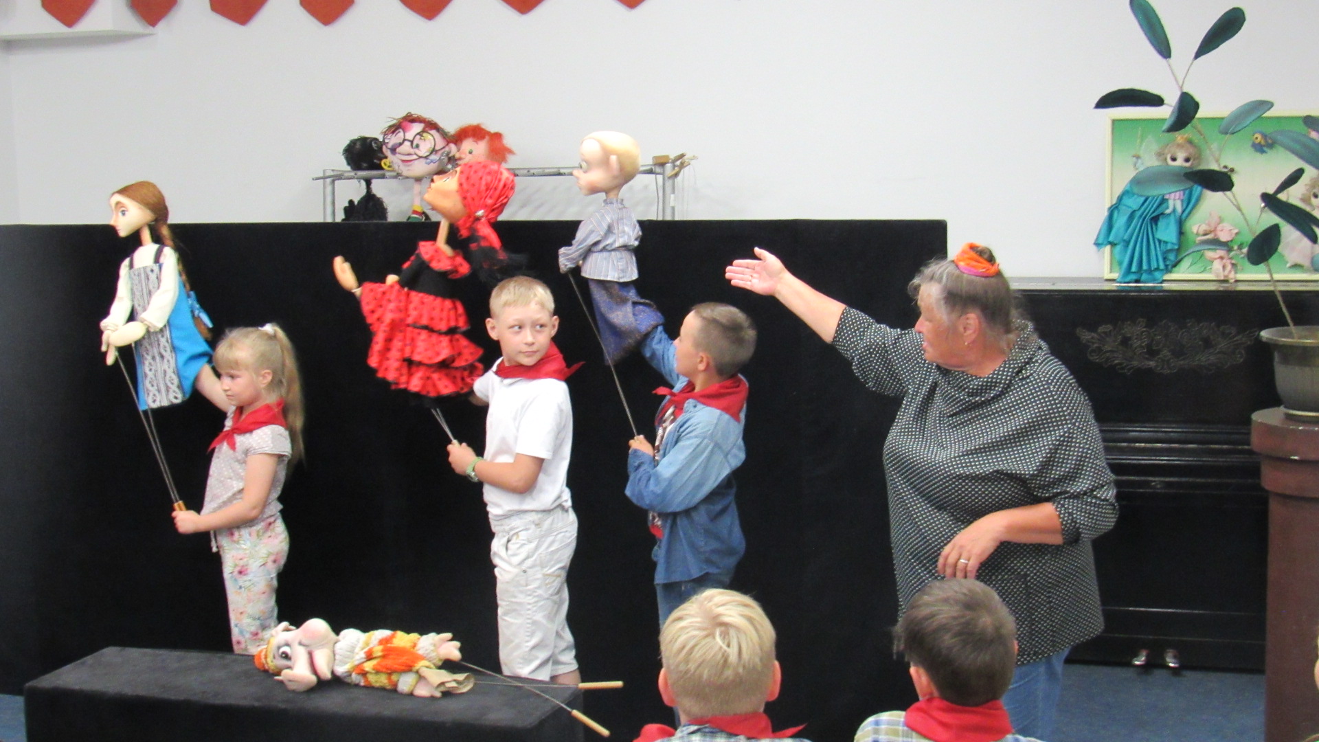 Спектакли для детей 4 лет. Кукольный театр в школе. Кукольный театр для детей. Репетиция детского спектакля. Кукольный спектакль в детском саду.