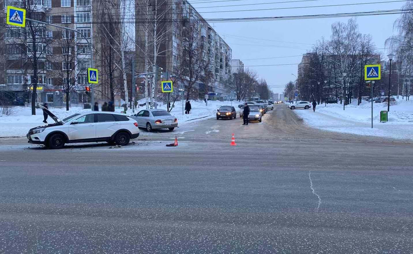 Дтп ижевск. Авария Ижевск 4 микрорайон. ДТП перед флагманом на Удмуртской в начале октября 2022 в Ижевске. ДТП прямо сейчас Ижевск.