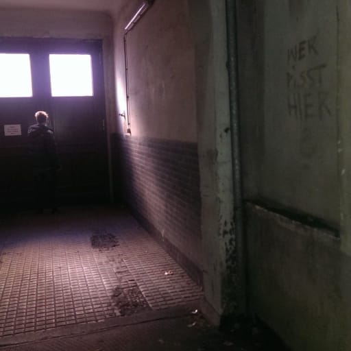 Cover: Grim104 - Hinter der Tür (feat. Crimson Bloom)