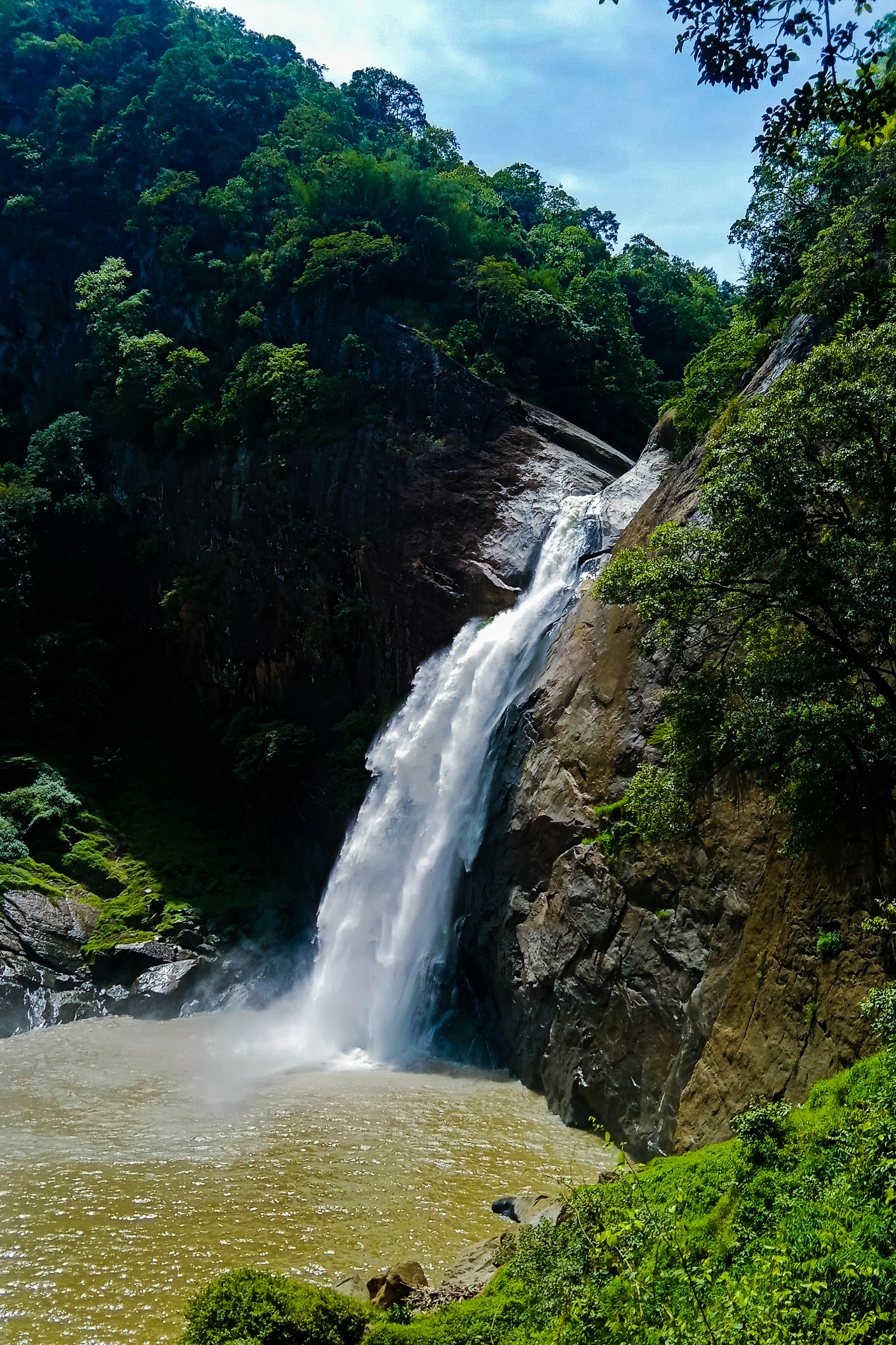Dunhinda Falls — The Smoky Cascade