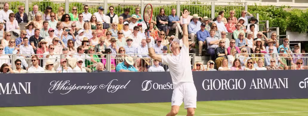 Andy Murray serviert