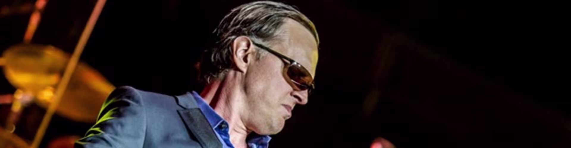 Joe Bonamassa playing guitar