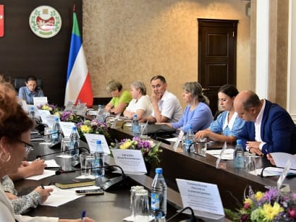 Власти Хакасии обсудили снижение уровня бедности в республике