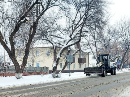 Техника работает на улицах города - очищаются от талого снега дороги и общественные территории. В первую очередь на наиболее проблемных участках.