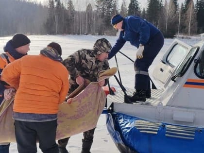 Мужчина на мотособаке наехал на палатку с рыбаками на водохранилище