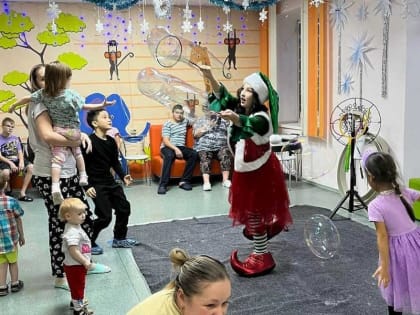 Предприниматели Хакасии подарили детям в больнице настоящий праздник