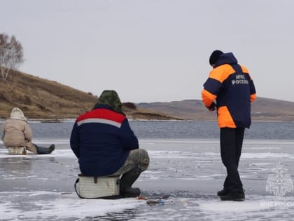 Лед на озерах и карьерах Хакасии еще прочный. На реках промоин все больше