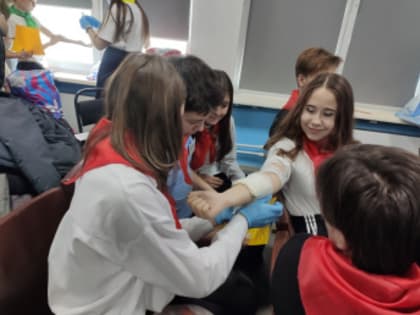 В Черногорске юные помощники Госавтоинспекции состязались в умении оказывать первую помощь пострадавшим