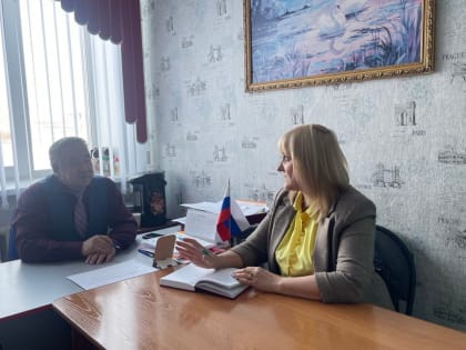 С работниками образования на своем избирательном округе встретилась депутат парламента Хакасии Галина Елистратова