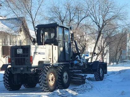 Работы по очистке дорог от снега и срезке ледяного наката продолжаются