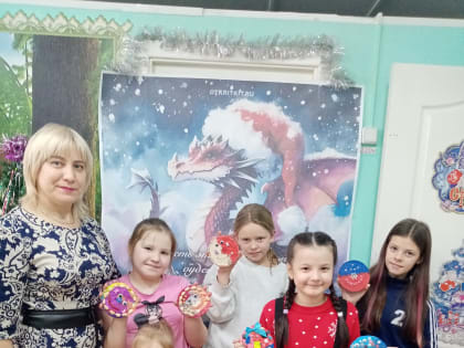 4 января в детской библиотеке прошёл мастер-класс по изготовлению новогоднего сувенира «Сказка своими руками».