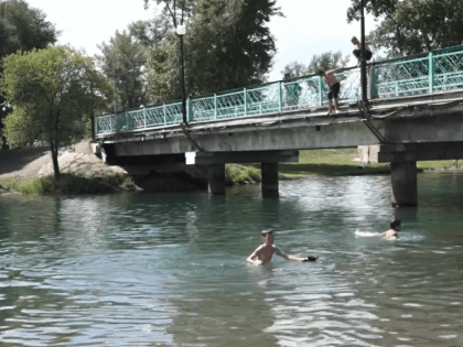 В минувшее воскресение спасатели вытащили из водоёма в абаканской зоне отдыха тонущего подростка