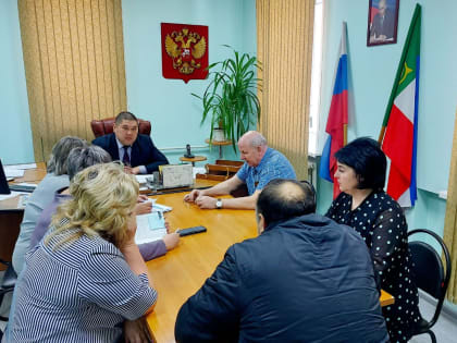 Часто возникают ситуации, когда рекламные листы расклеиваются на местах не предназначенных для этого. Так получилось с рекламой распродажи шуб.