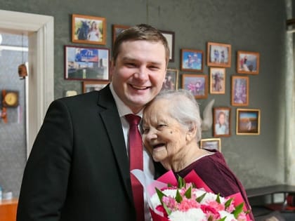 Глава Хакасии вручил ветерану Великой Отечественной войны медаль к 80-летию Победы