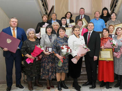 Глава Хакасии вручил государственные награды жителям республики
