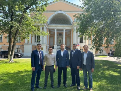 Проект строительства крытого катка представил в Москве депутат парламента Хакасии Виталий Михеев