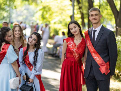 Больше тысячи выпускников прошагали по центру Абакана