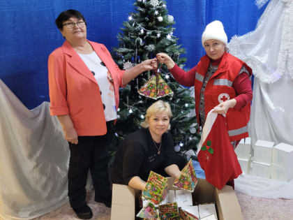 Подарки к Новому году от абазинского отделения Красного креста и жителей города.