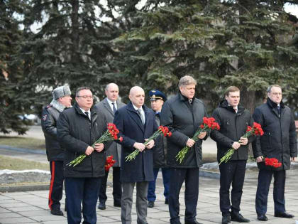 Полпред президента и первые лица Хакасии почтили память жертв теракта