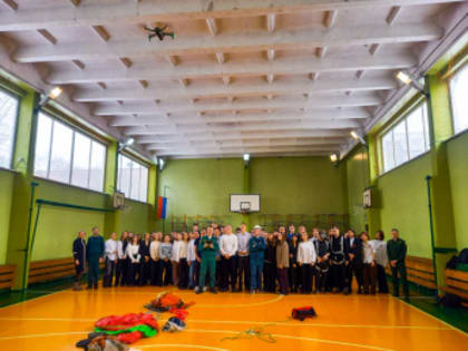 Буравчик, высотомер, беспилотники и парашют: сотрудники Минлеса Хакасии провели открытый урок для школьников Черногорска