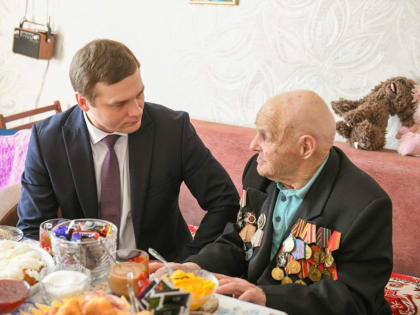 Валентин Коновалов вручил ветерану Великой Отечественной войны юбилейную медаль