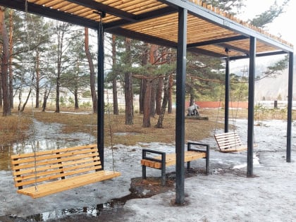 В администрацию поступило обращение от жителя Абазы о том, что сломалось крепление на парковых качелях, установленных в районе Обелиска территориальным общественным самоуправлением