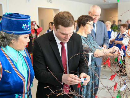 Ремонта не было с 1969 года: чиновники Хакасии открыли обновленную школу в селе Табат