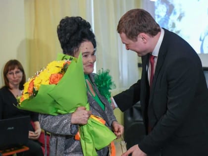 Глава Хакасии поздравил с юбилеем директора школы-интерната для детей с нарушениями слуха