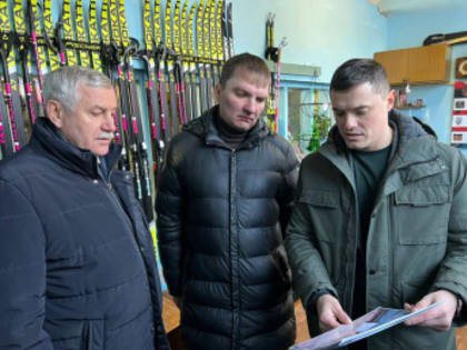 Глава Черногорска Василий Белоногов и депутат Руслан Попович посетили «Спортивную школу города Черногорска»