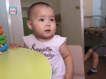 Бросила одних в запертой квартире и ушла. Родителей двоих малышей ищет полиция в Абакане