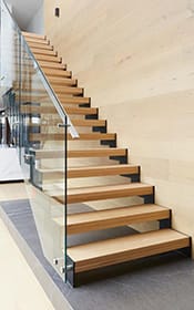 Металлическая лестница зигзаг