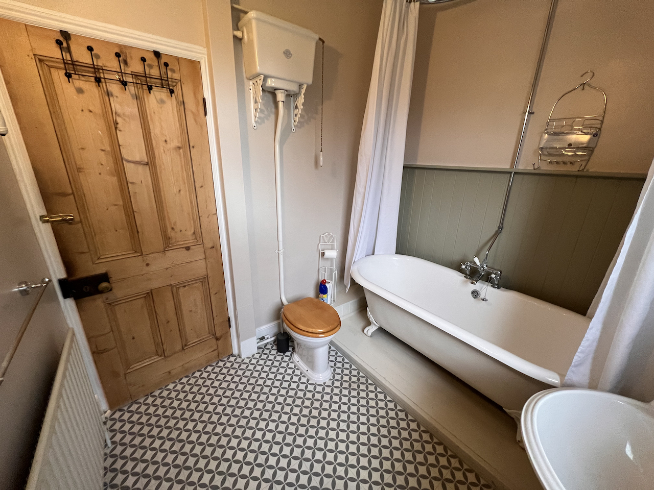 Cosy & Stylish 4 Bed House with Free Parking