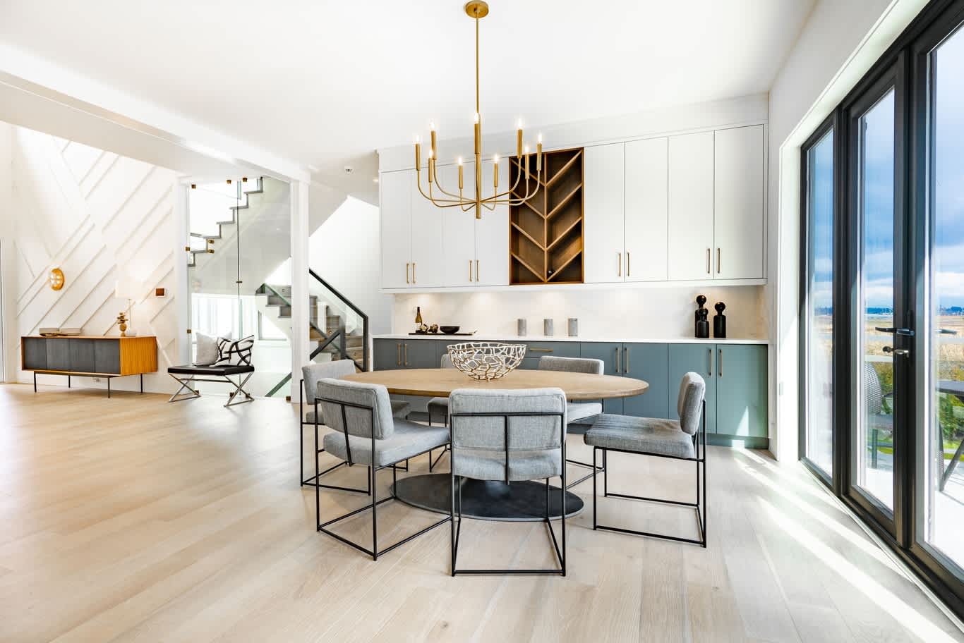 Rustic English farmhouse dining room design trends