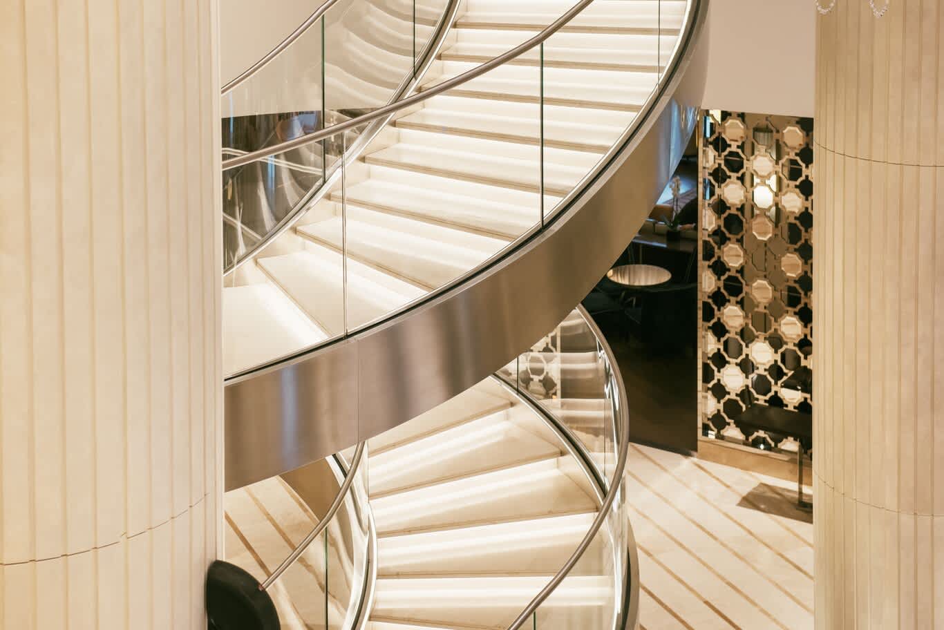 تواصل مع شركة الكيدرا للتصميم الداخلي لمشاريع السلالم