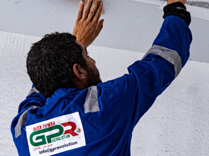 فنّي من GPR ينفّذ أعمال تشطيب السقف داخل فيلا